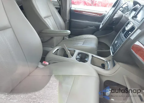 2015 Chrysler Town & Country Touring-L z USA, uszkodzony, nr VIN 2C4RC1CG8FR629369